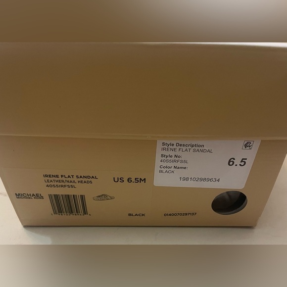 Michael Kors
Women's Irene Studded Sandals. Size 6.5. NIB. - Picture 9 of 10